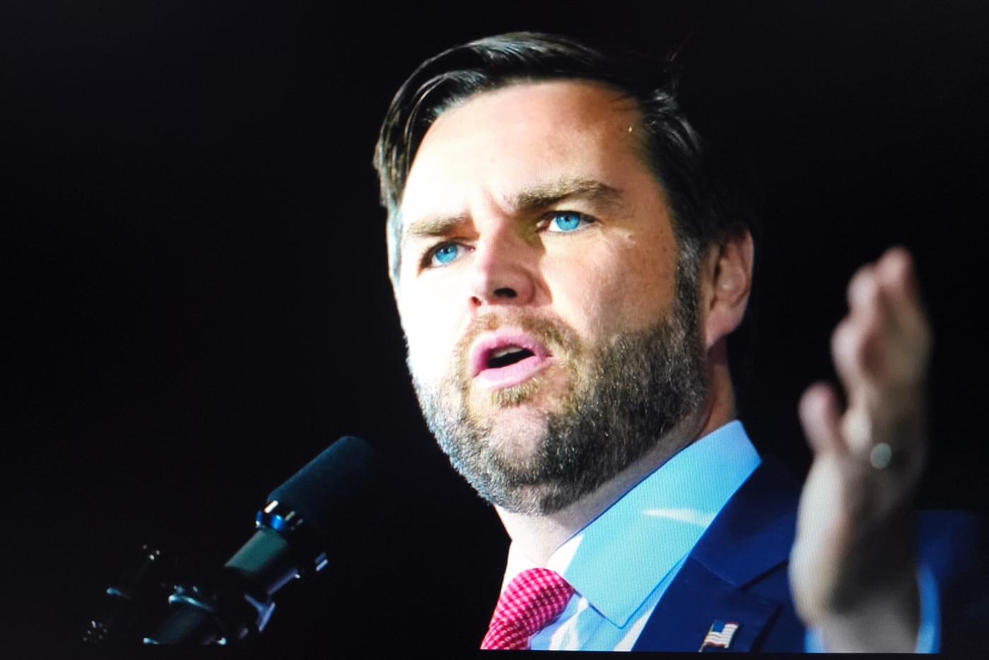 В Калифорнии снаряд взорвался над машинами из охраны Вэнса