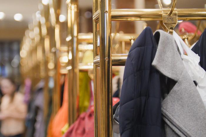 Самый главный страх капельдинера: перепутать дорогущие шубы