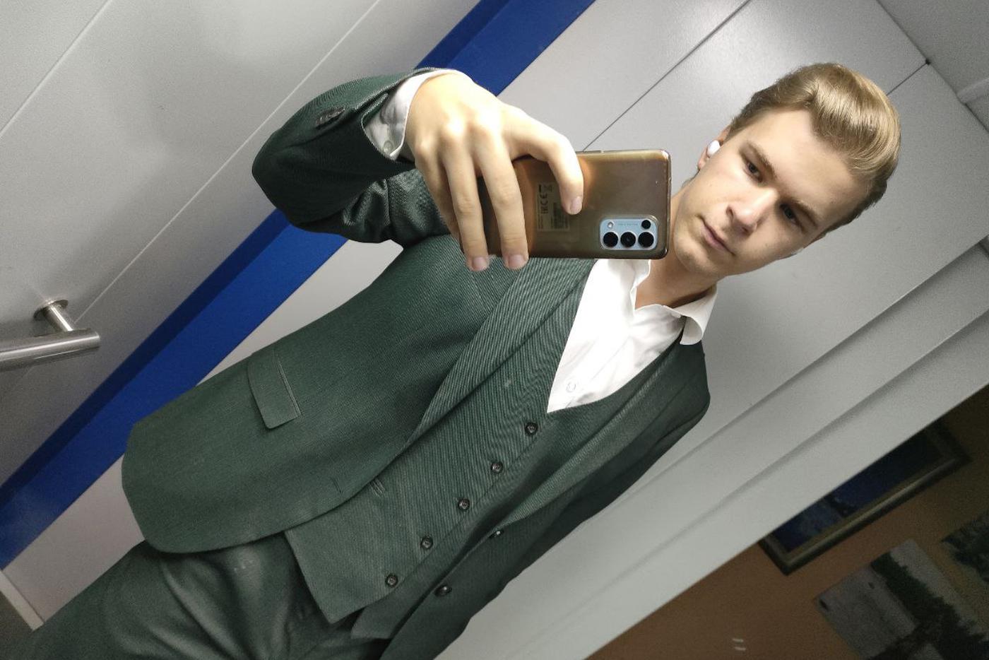 Андрей, капельдинер.