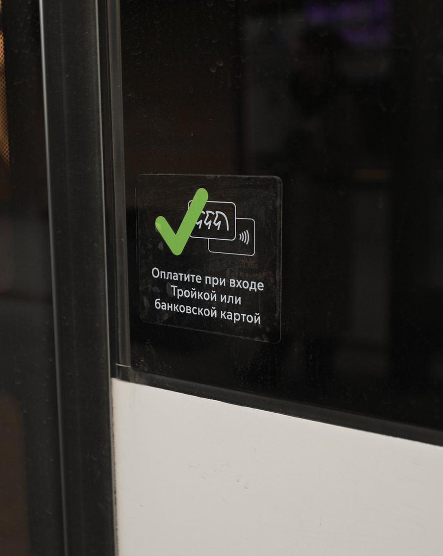 Наклейки с напоминанием об оплате проезда появились на автобусах коммерческих перевозчиков