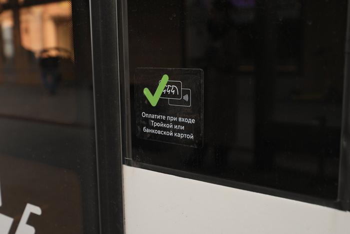 Наклейки с напоминанием об оплате проезда появились на автобусах коммерческих перевозчиков