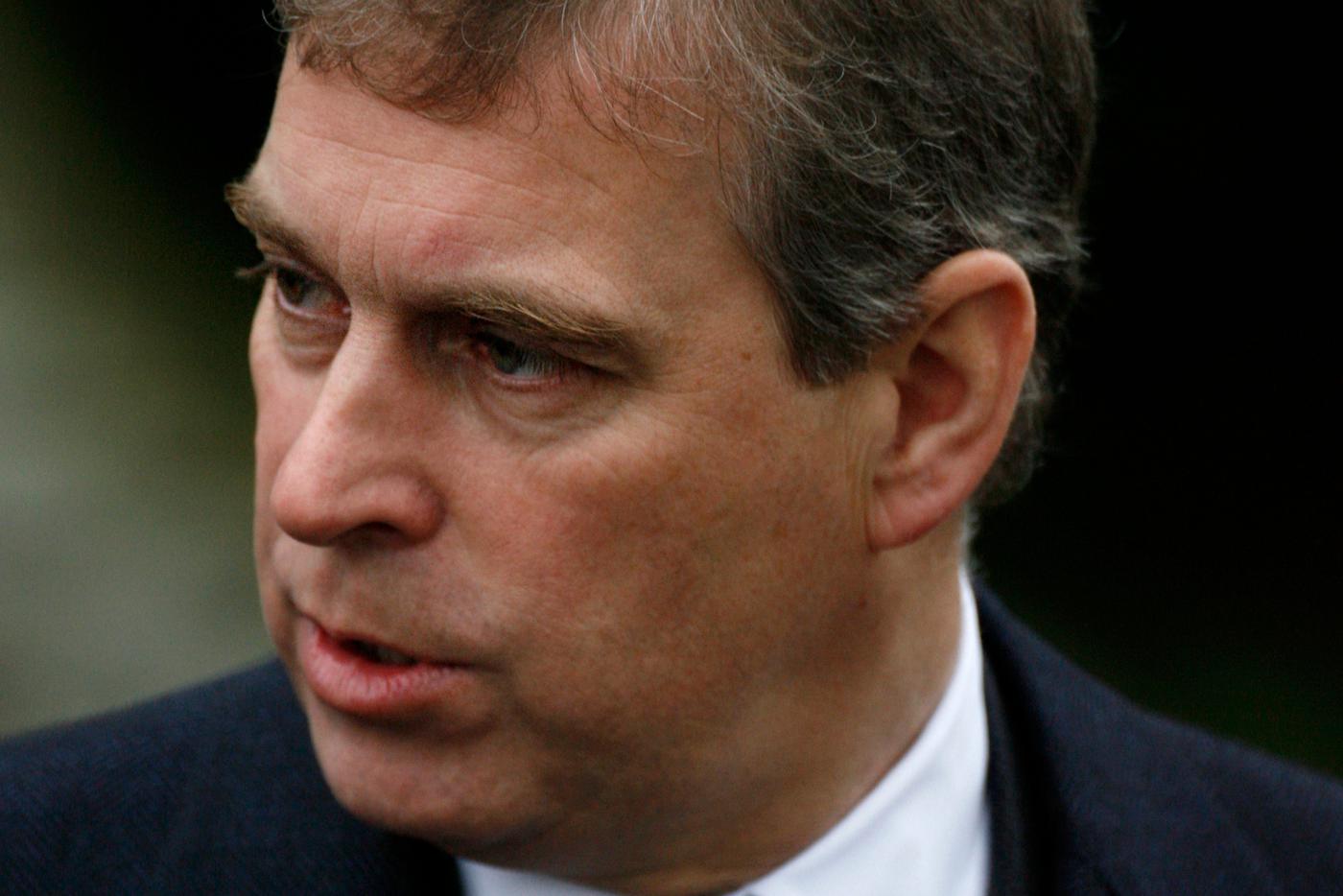 "Я потеряла ребёнка": почему принц Эндрю сложил полномочия герцога