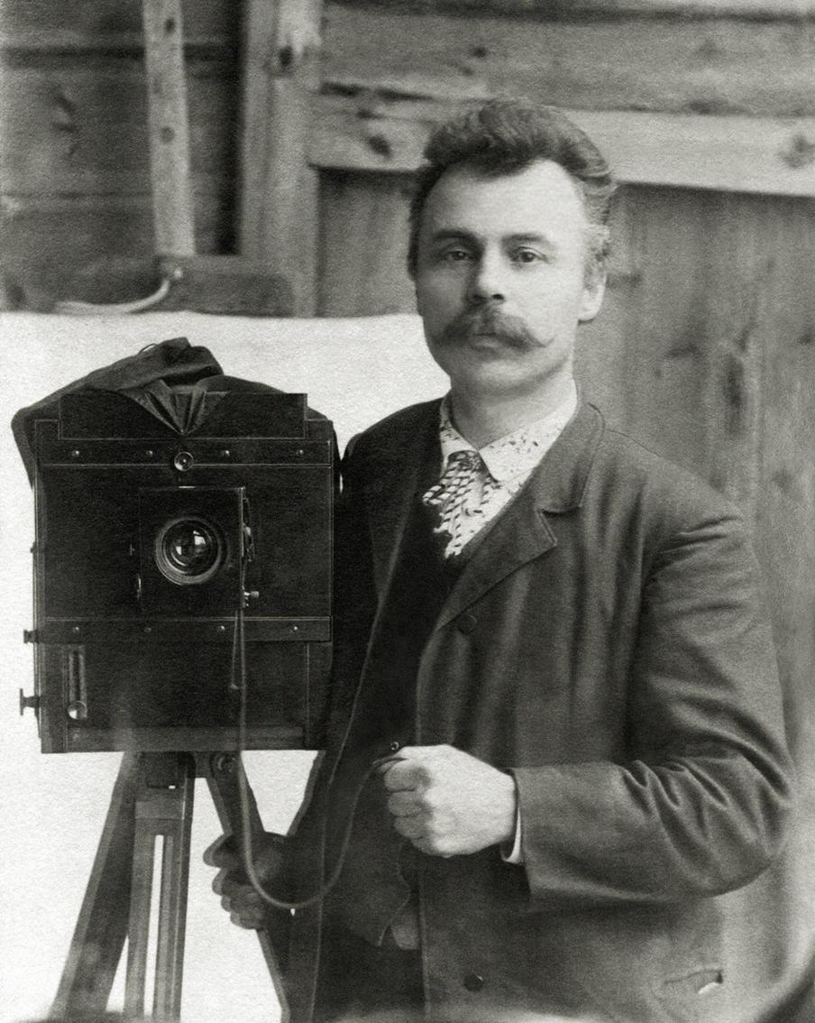Иван Филатова. Автопортрет в зеркало. 1890-е гг. Собрание Музея К. Э. Циолковского.