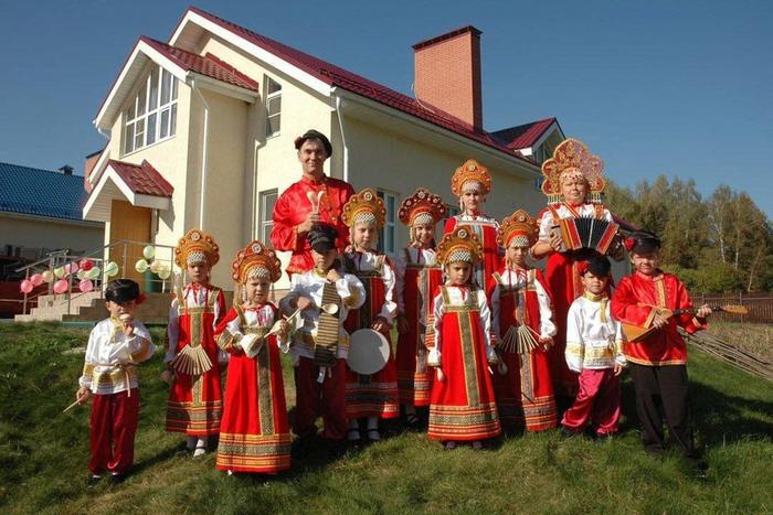 Семья москвичей участвует в модных показах и стучит на досуге ложками