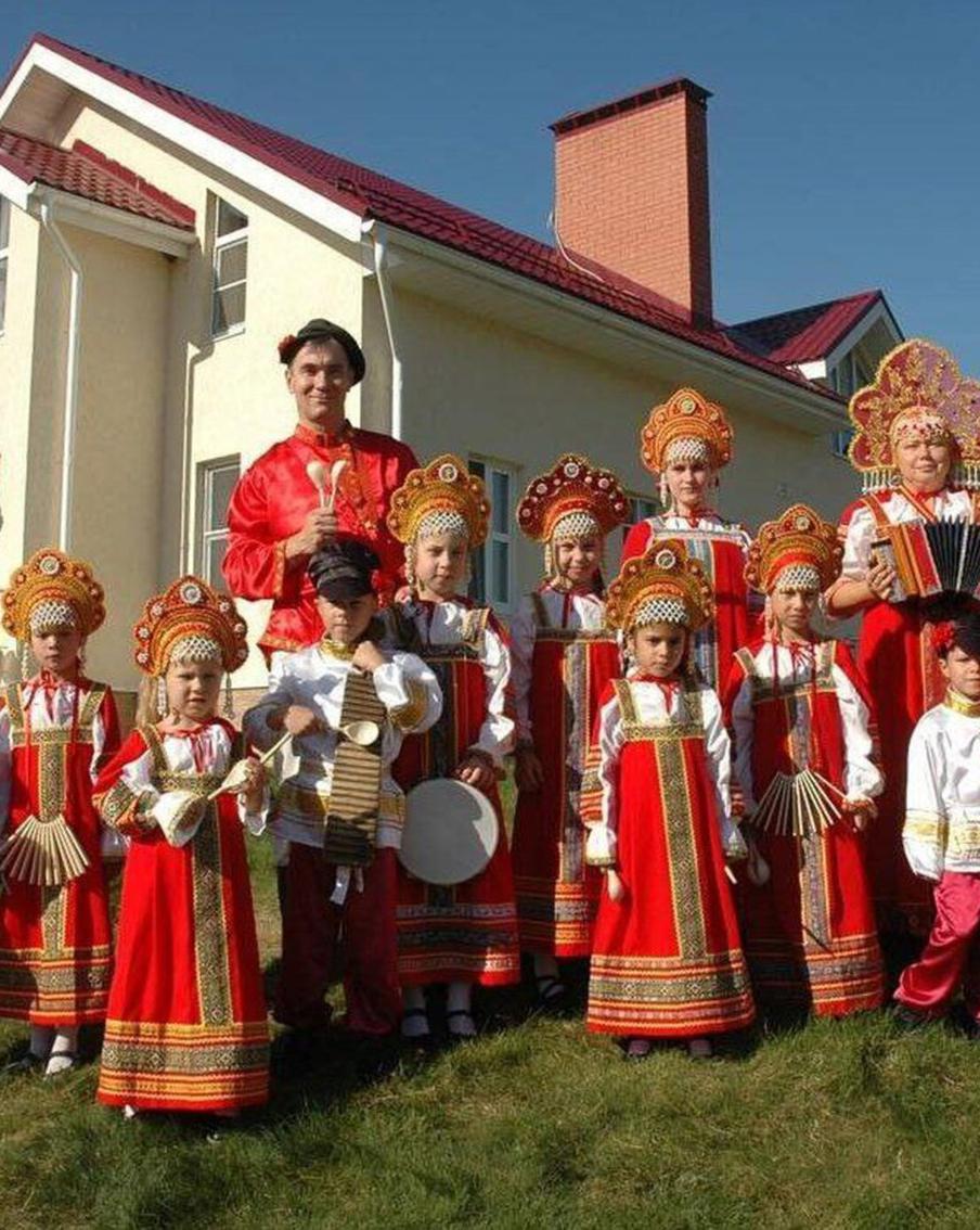 Семья москвичей участвует в модных показах и стучит на досуге ложками