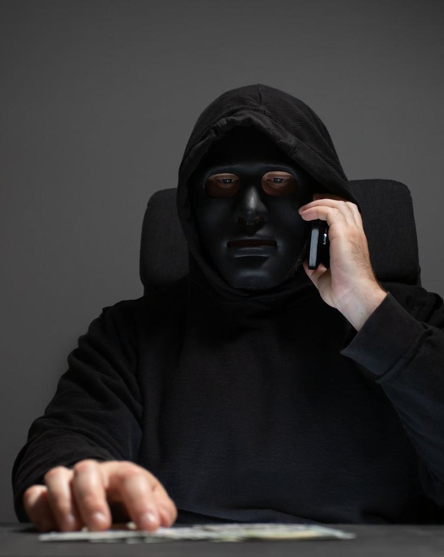 Мошенники начали использовать знакомых жертвы для обхода правил банков