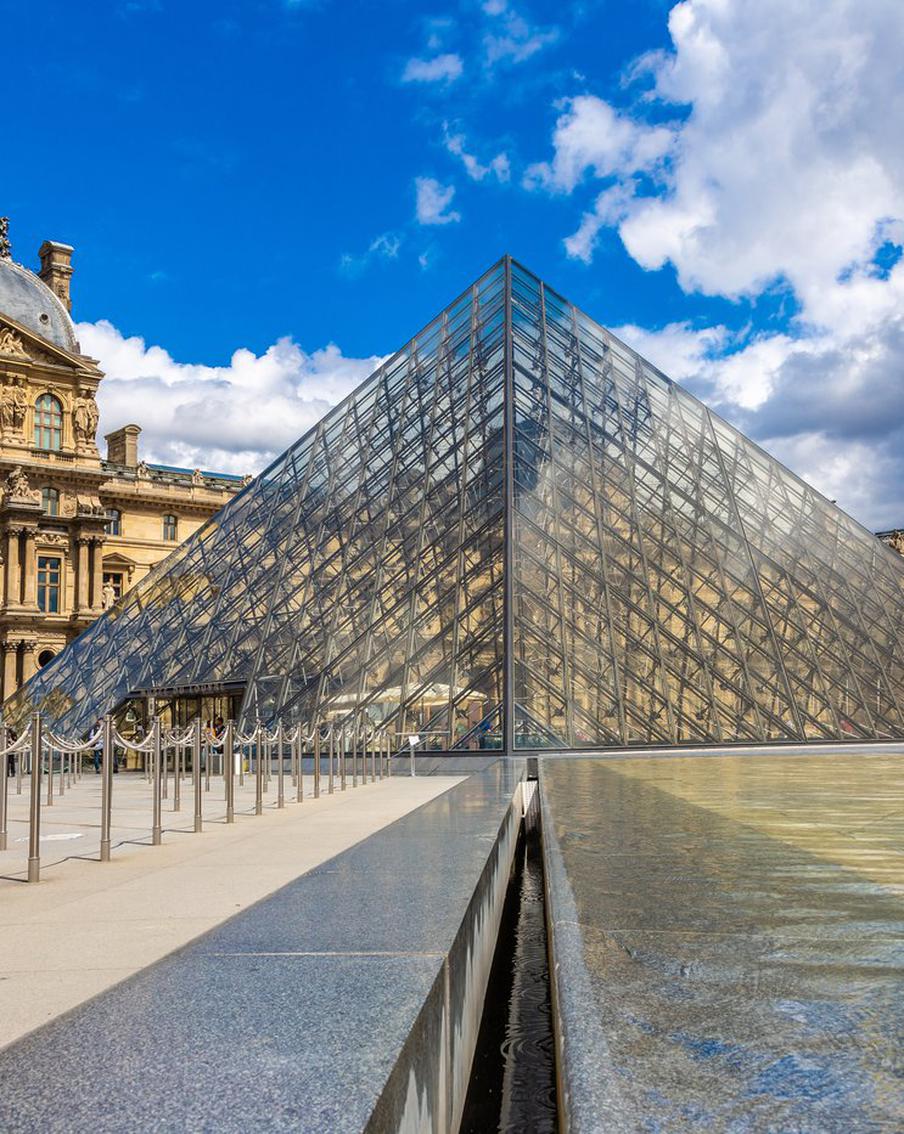 Лувр вновь открыт для туристов после кражи драгоценностей