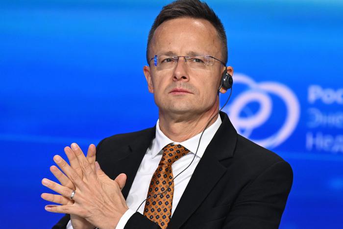 Сийярто: ЕС должен пропустить самолёт Путина ради саммита с Трампом