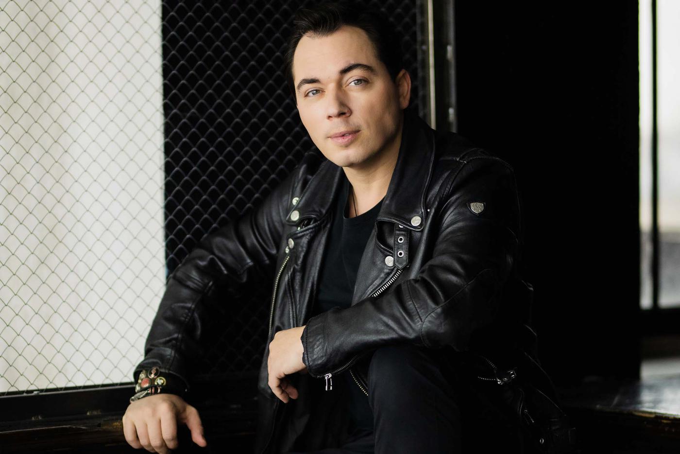 "Мы с отцом соревнуемся, кто лучше готовит мясо": Родион Газманов рассказал про любимые блюда и рестораны в Москве