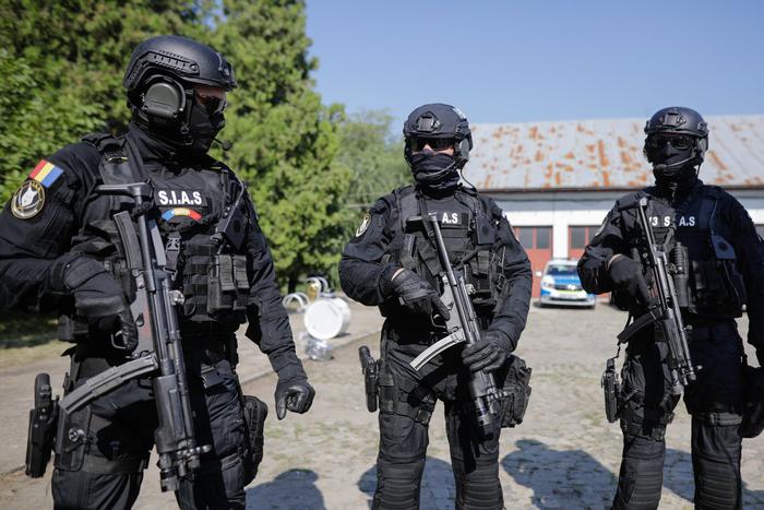 В Бухаресте мужчина пытался врезаться в ворота посольства России