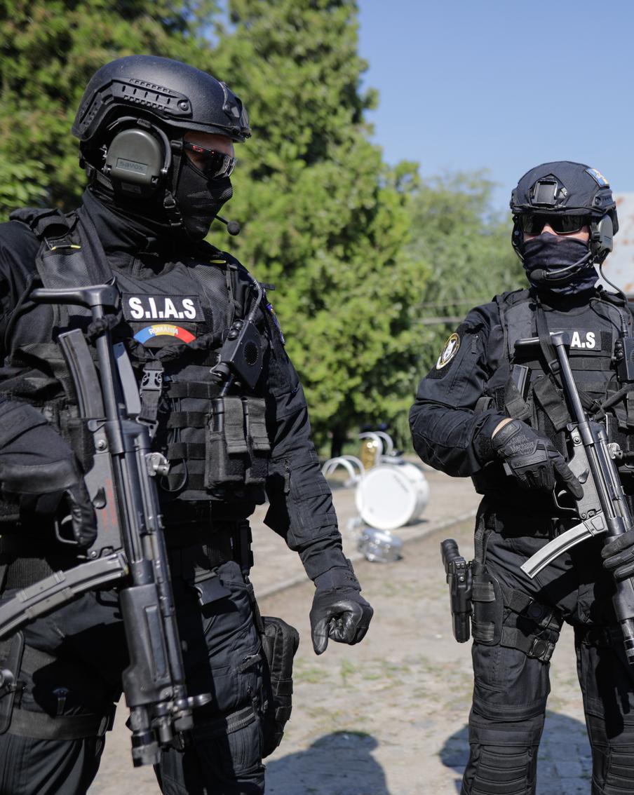 В Бухаресте мужчина пытался врезаться в ворота посольства России