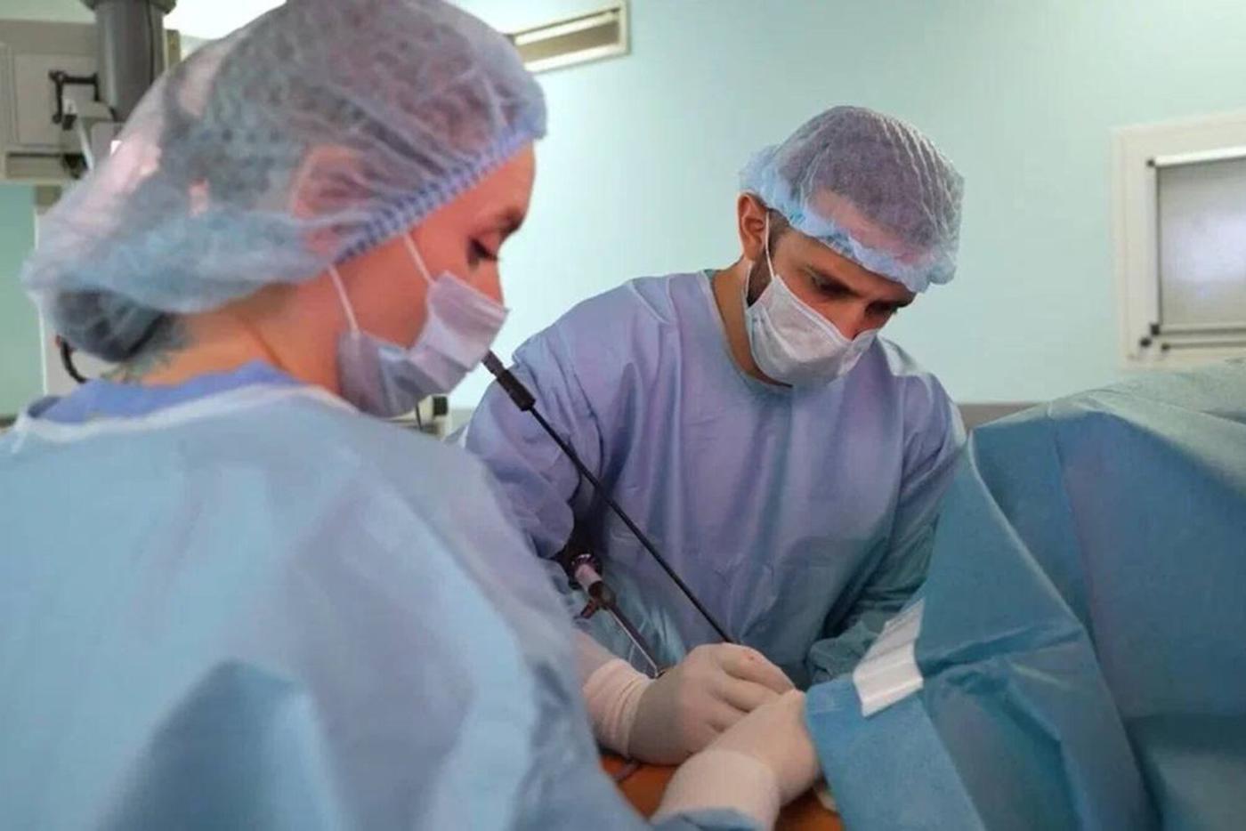 Хирурги Склифа впервые в России удалили ребро через маленький прокол