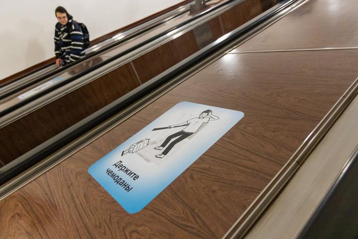 Наглядные советы о правилах пользования эскалаторами появились на "Комсомольской"