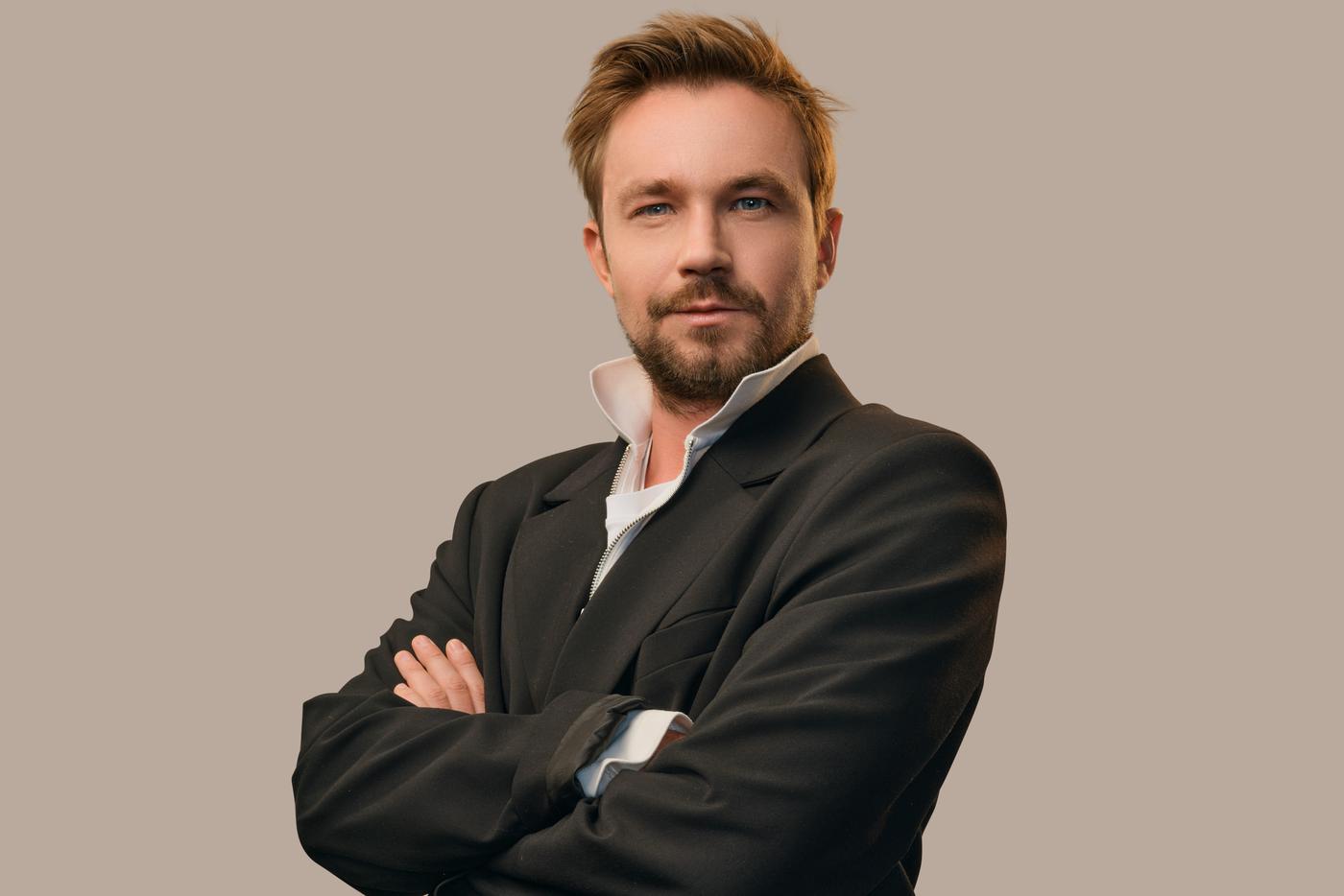 Александр Петров вышел из зоны комфорта. Актёр рассказал об опыте работы ведущим в телепроекте "Форт. Возвращение легенды"