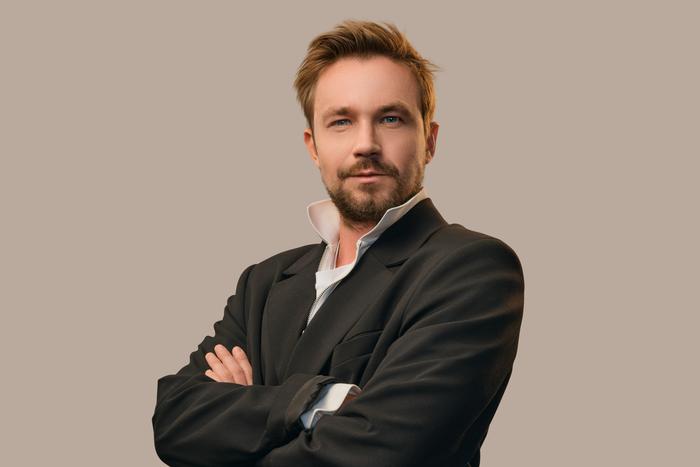 Александр Петров вышел из зоны комфорта. Актёр рассказал об опыте работы ведущим в телепроекте "Форт. Возвращение легенды"