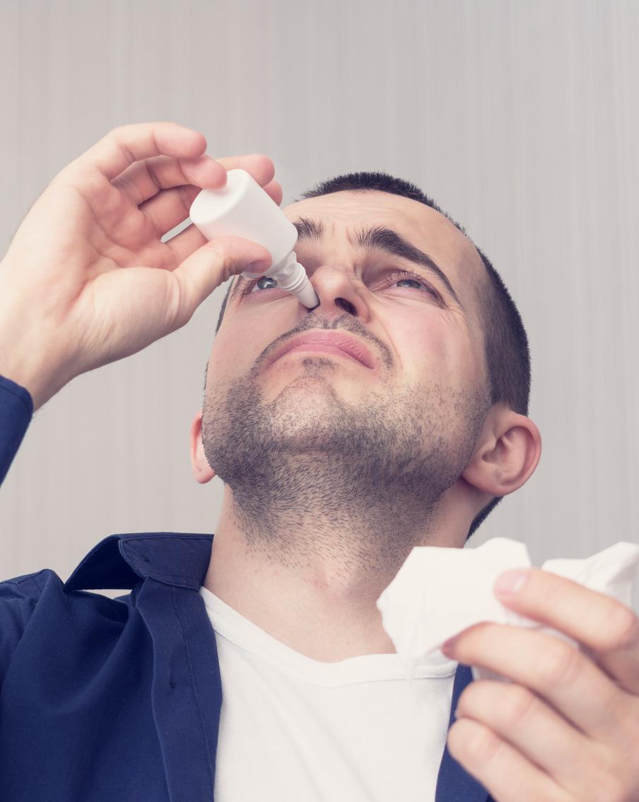 Безопасных капель в нос не бывает. Эксперт рассказал, как не допустить зависимости от назальных спреев