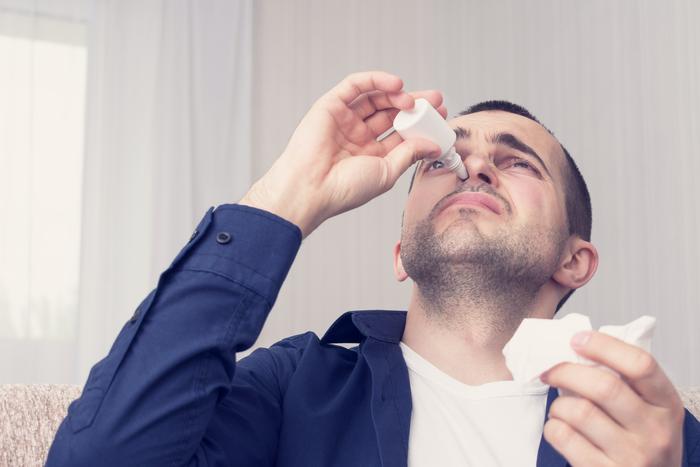 Безопасных капель в нос не бывает. Эксперт рассказал, как не допустить зависимости от назальных спреев