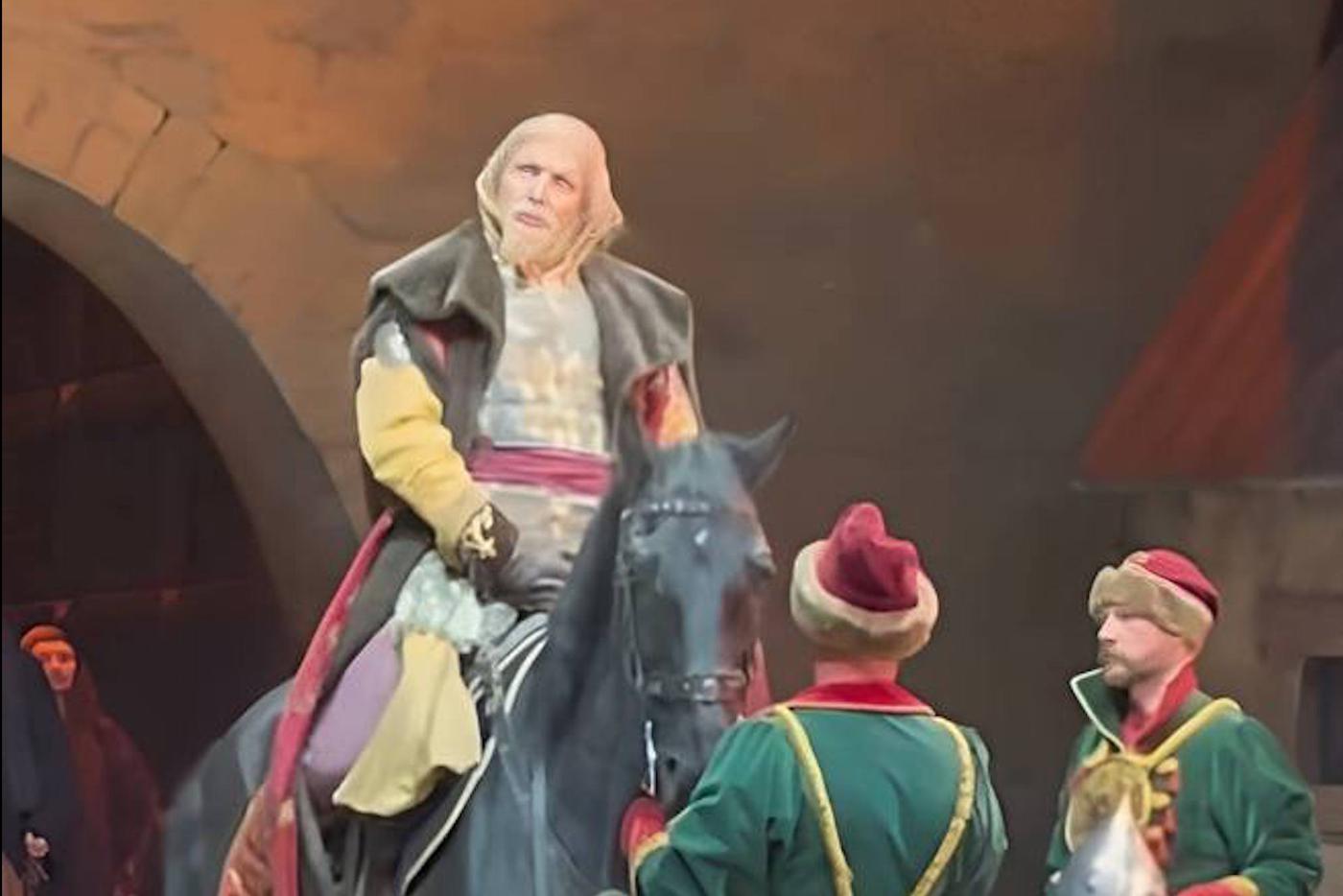 Конь Колян тонко чувствует оперу и подпевает солистам