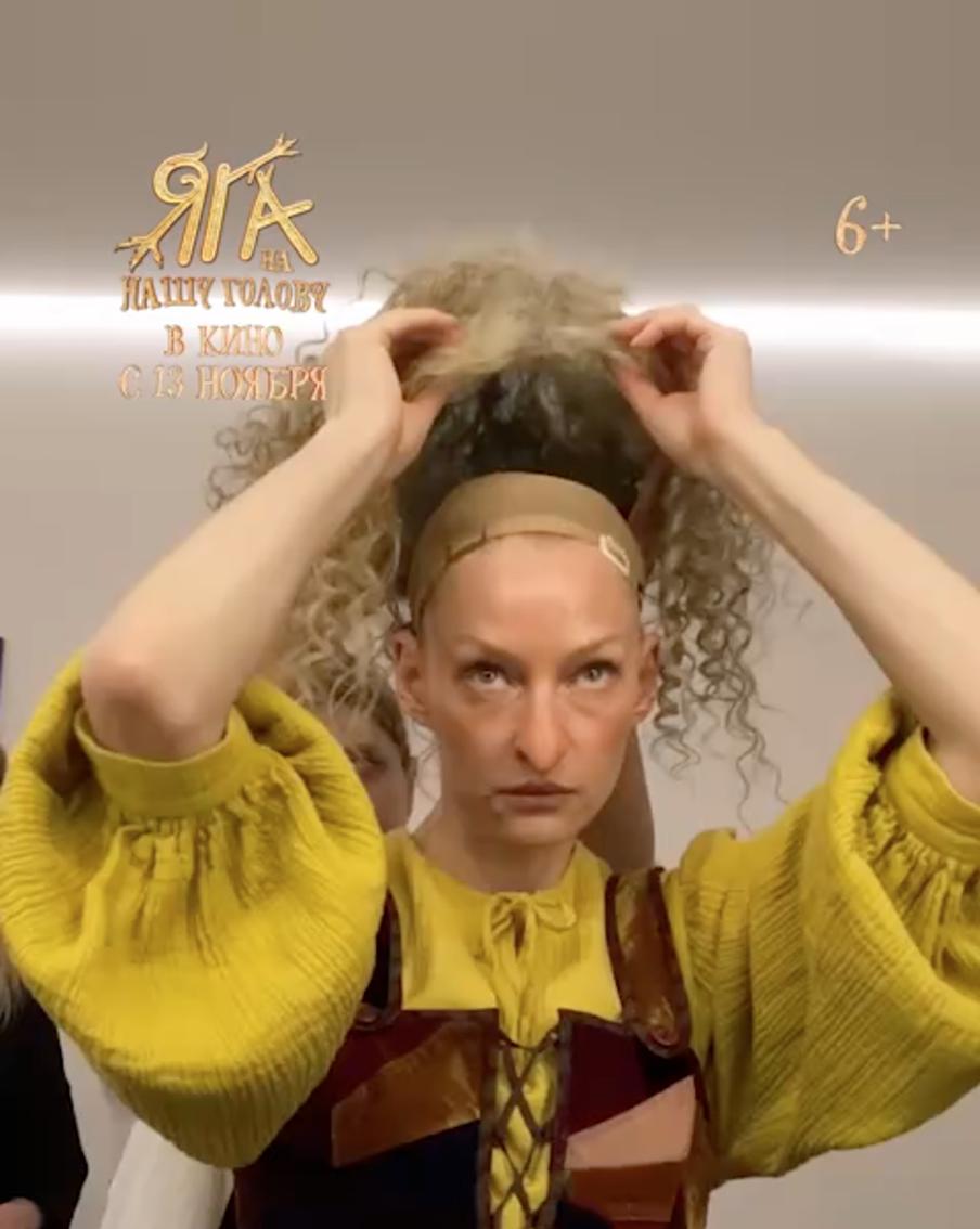 Парик изготовили из натуральных волос персонально для Светланы Ходченковой.