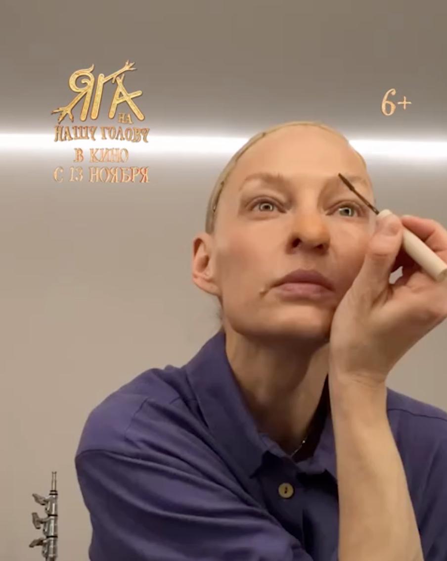 Частично макияж актриса делала себе сама.