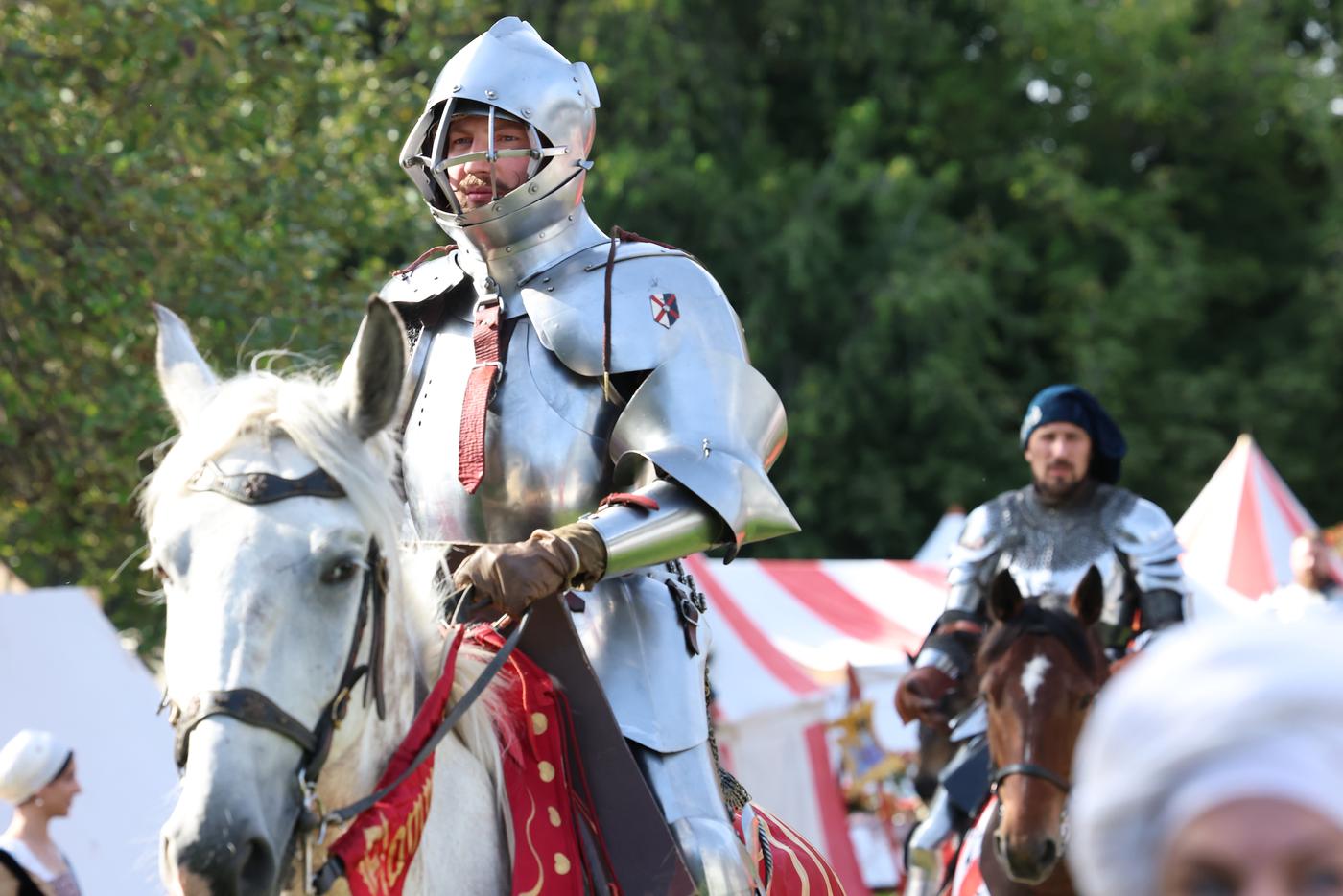 Афиша на 28 октября: примеряем доспехи рыцарей и бродим по ночным залам Ленинки