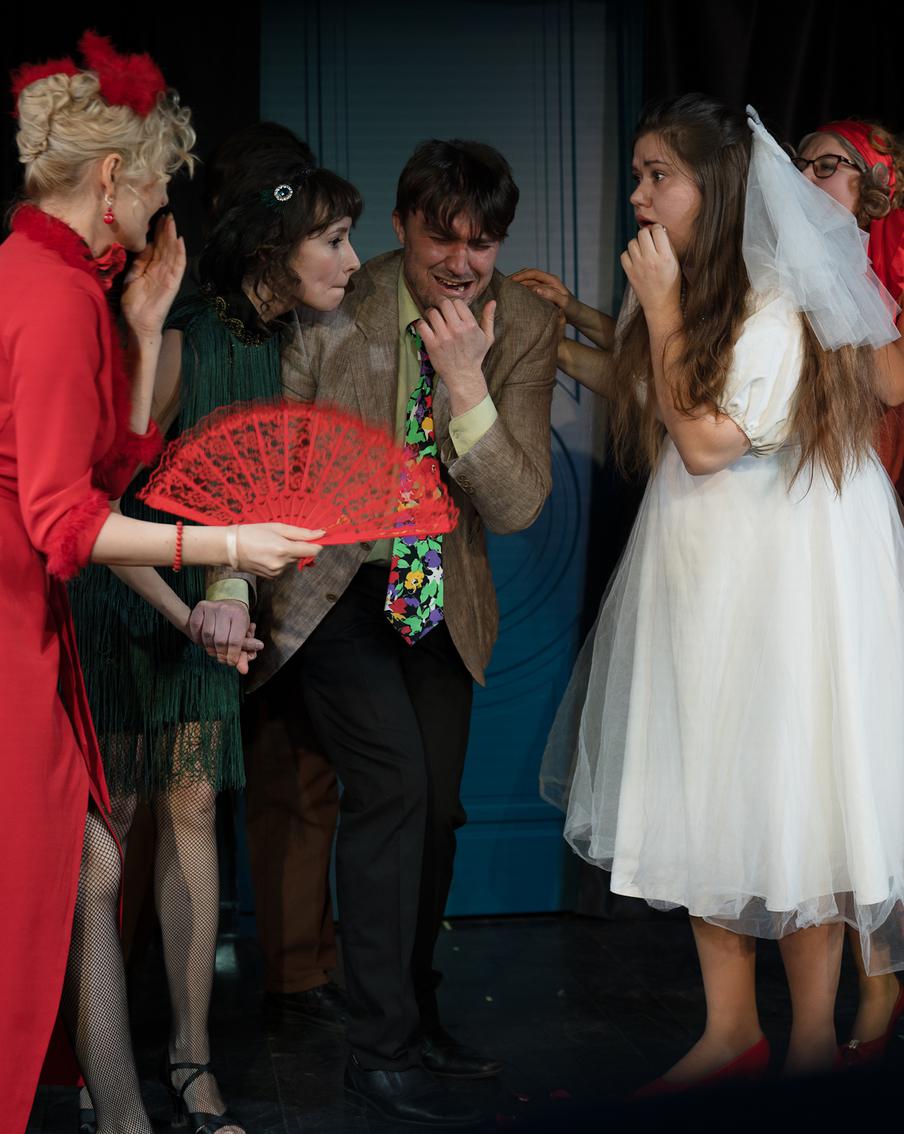 Первый муж и нехватка водки свадьбе не помеха: в Театре-студии Всеволода Шиловского представили спектакль "Сильное чувство"