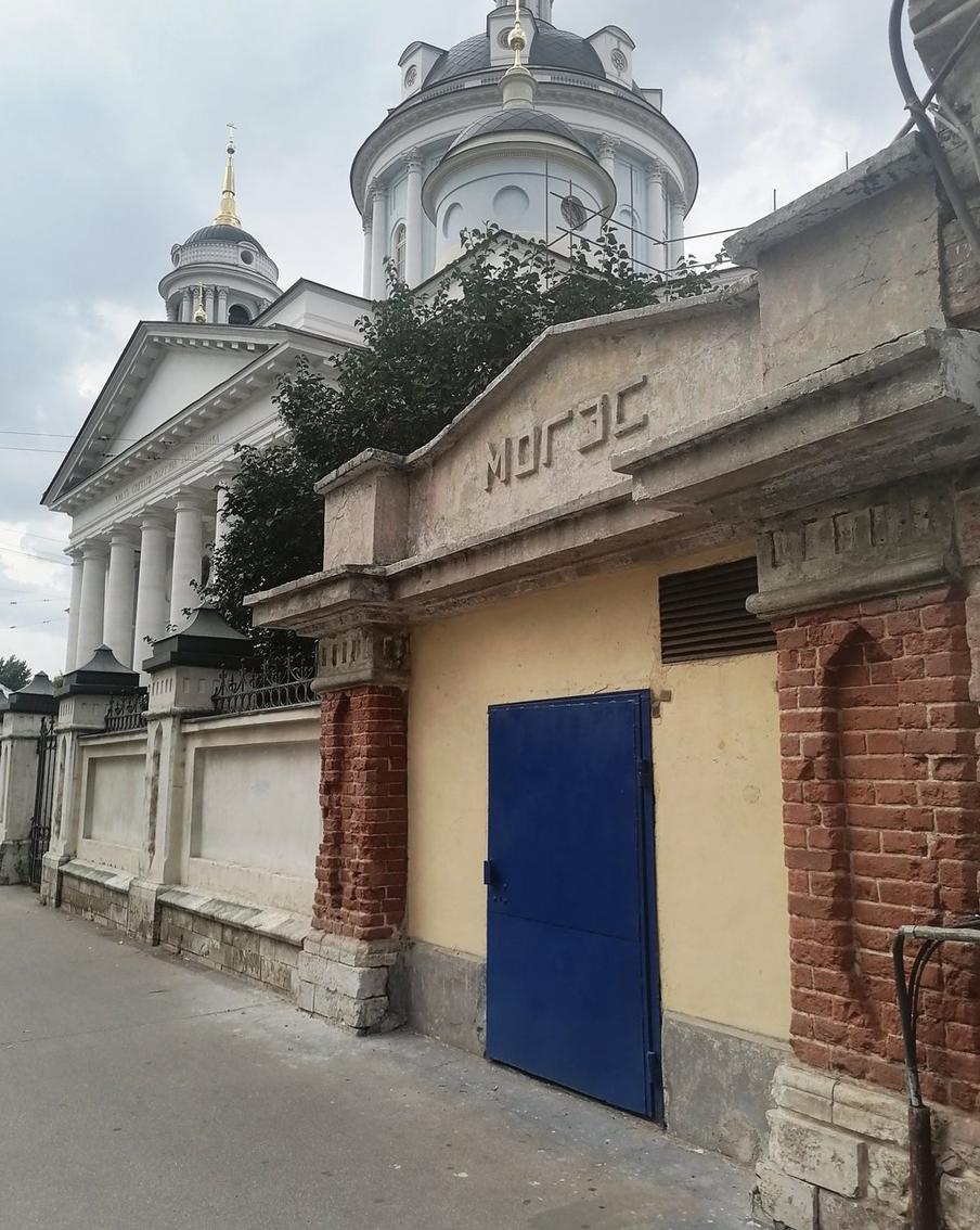 Будка на улице Солженицына – старинная, а колонны по бокам – ещё старше.