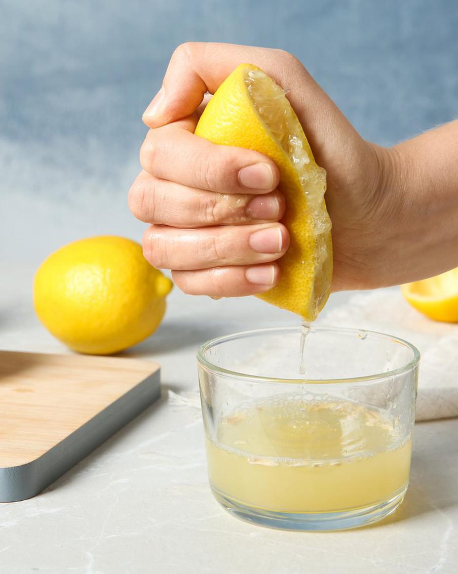 Нить вместо ножа, а соль – в молоко: какие лайфхаки помогут на кухне