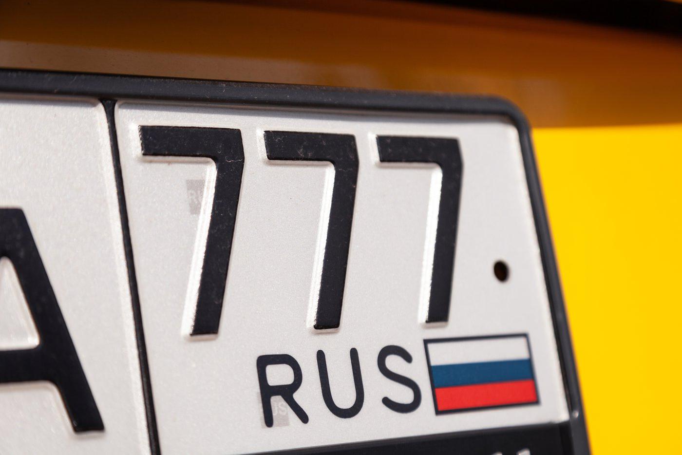 МВД рассказало, нужно ли менять автомобильные номера без триколора