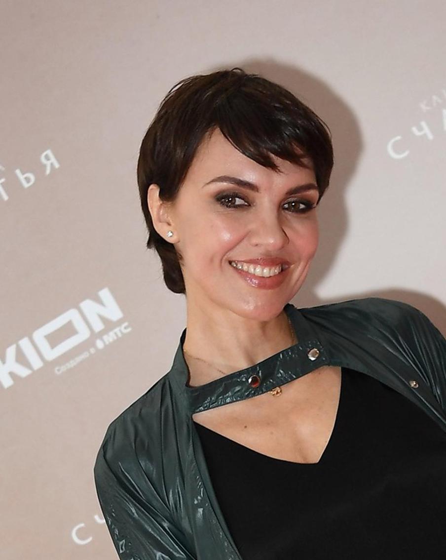 "В детстве меня часто обзывали": солистка "Блестящих" Надя Ручка раскрыла происхождение фамилии