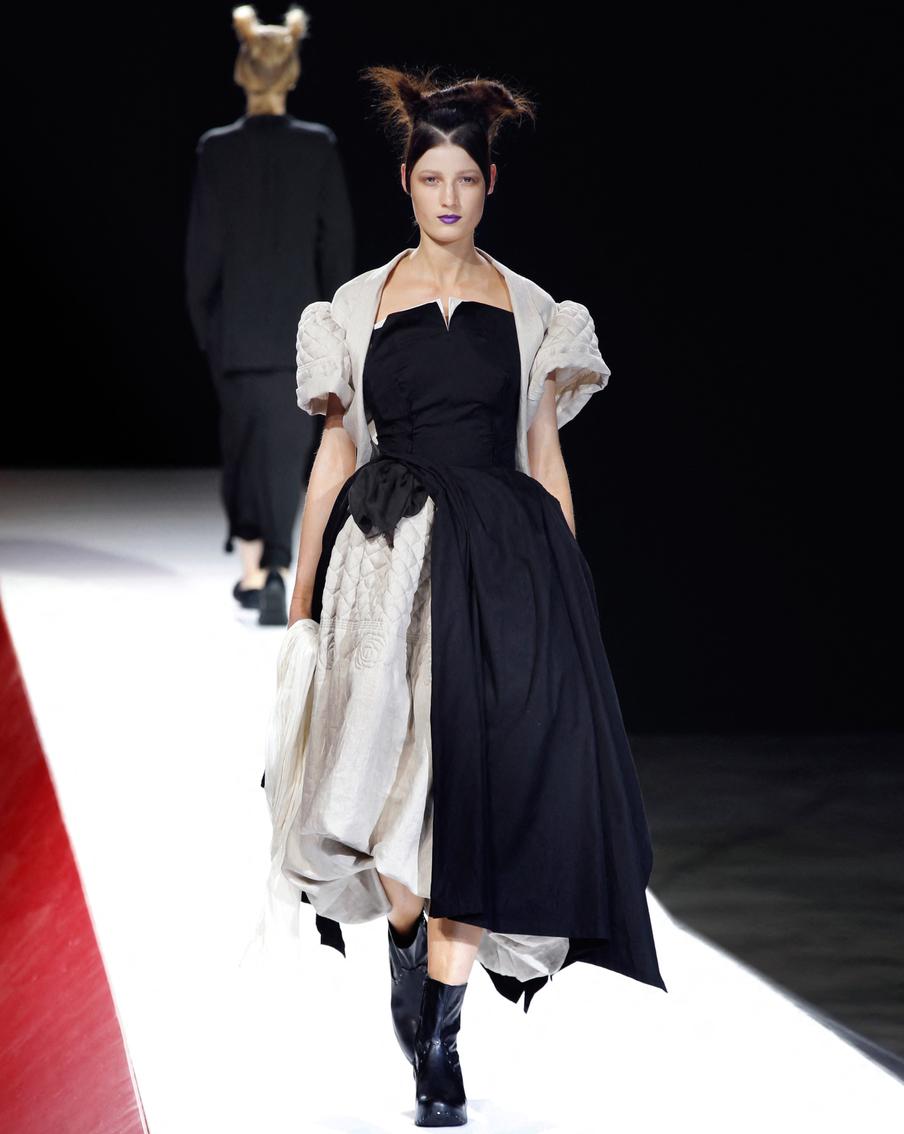 Показ коллекции Yohji Yamamoto весна-лето – 2012.