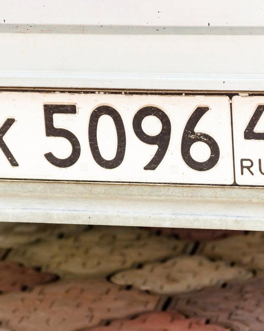 За езду с выданными в 2025 году номерами без флага России грозит штраф