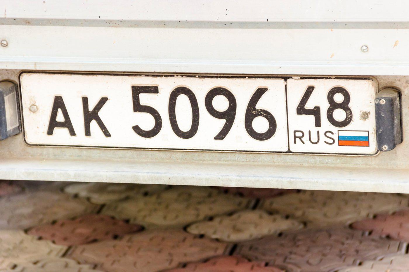 За езду с выданными в 2025 году номерами без флага России грозит штраф