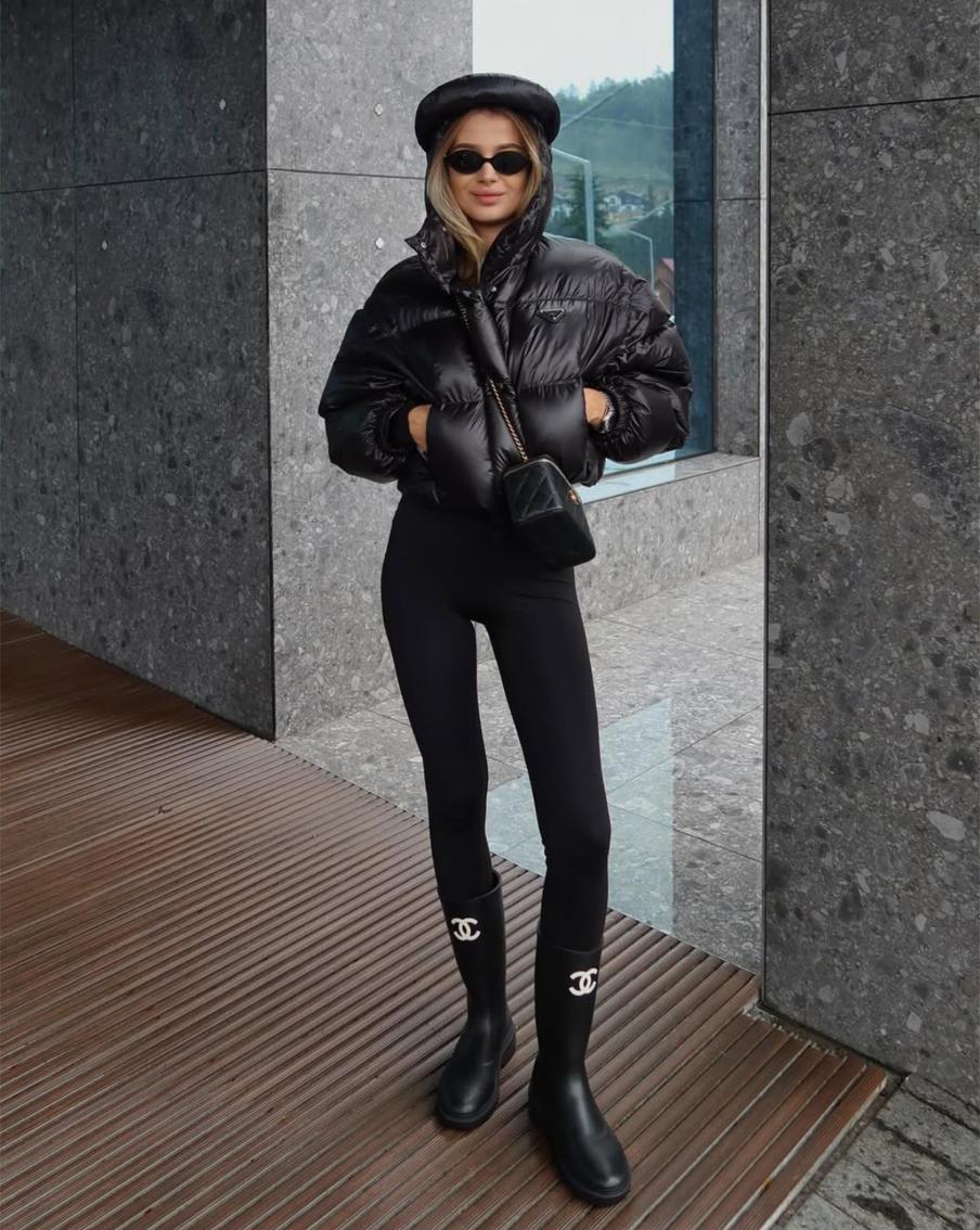 Ультракороткий и объёмный силуэт лучше всего сочетать с облегающим низом.