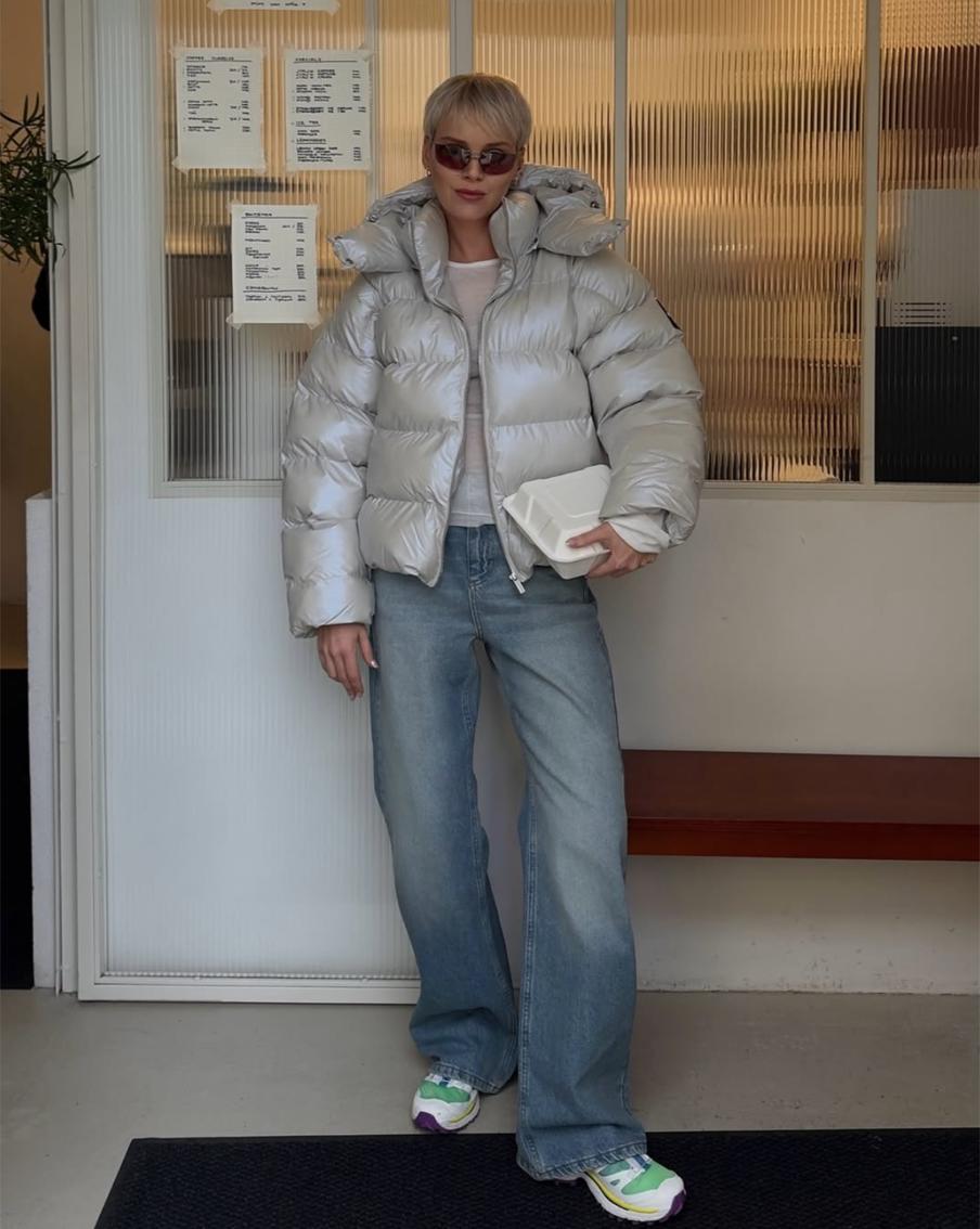 Джинсы прямого и свободного кроя – беспроигрышный компаньон для коротной куртки.