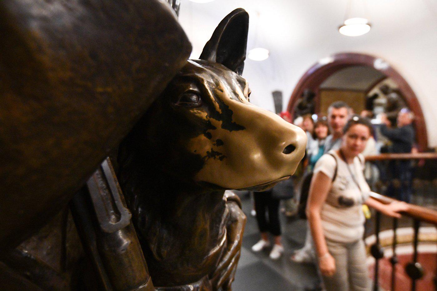 На станции "Площадь Революции" отреставрируют 76 знаменитых скульптур