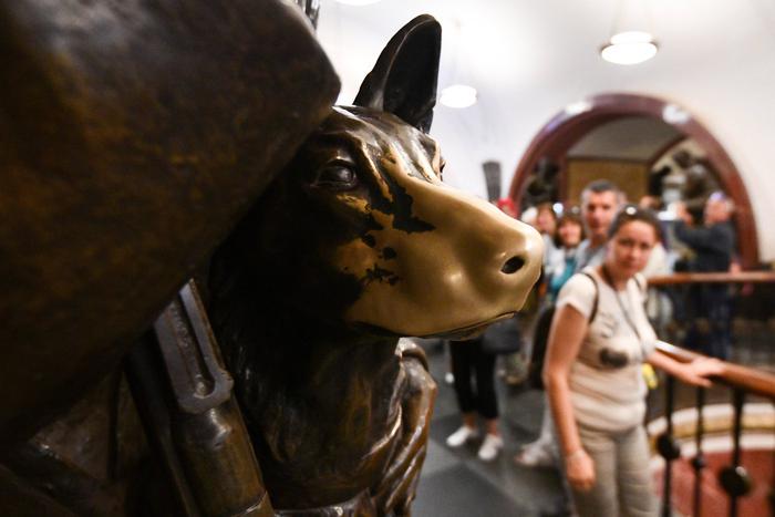 На станции "Площадь Революции" отреставрируют 76 знаменитых скульптур