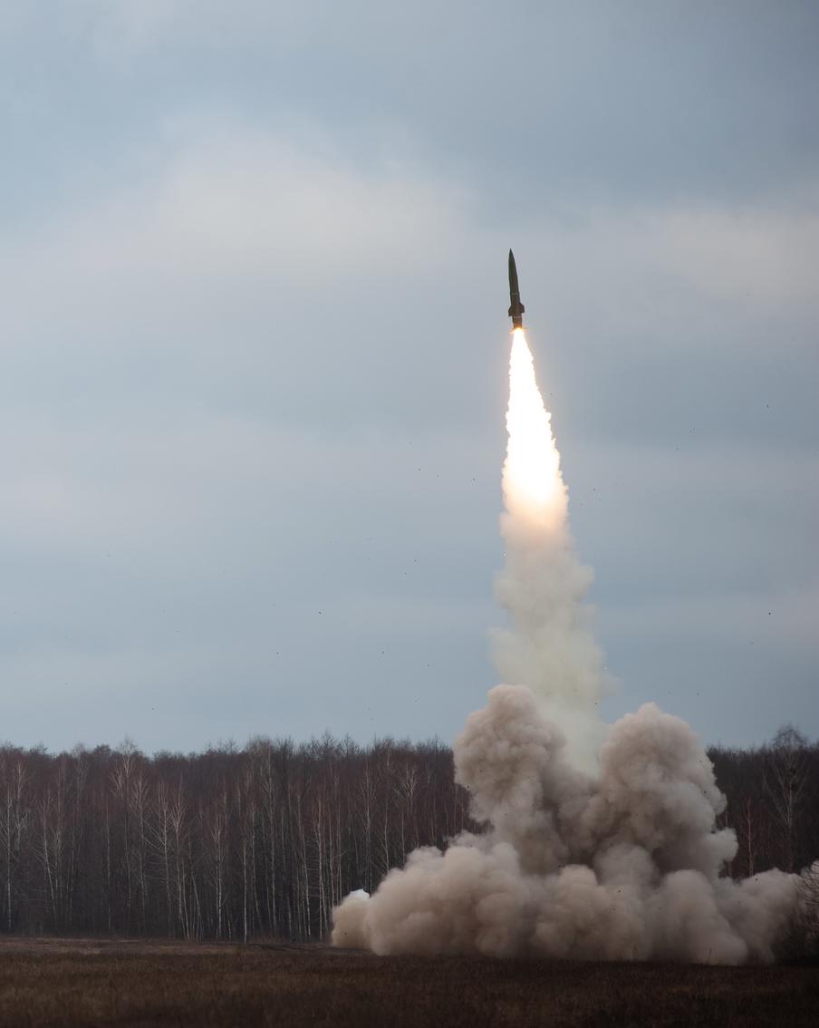 Минобороны России сообщает о перехвате беспилотных летательных аппаратов. В ходе ночной операции российские войска ПВО отразили атаку 100 беспилотников ВСУ, в том числе 4 дрона, направленные на Москву. Об этом сообщает Миниобороны РФ в своем Telegram-канале. Наибольшее количество беспилотников (46) было уничтожено в Брянской области, далее следуют Калужская область (12) и Белгородская область (8)