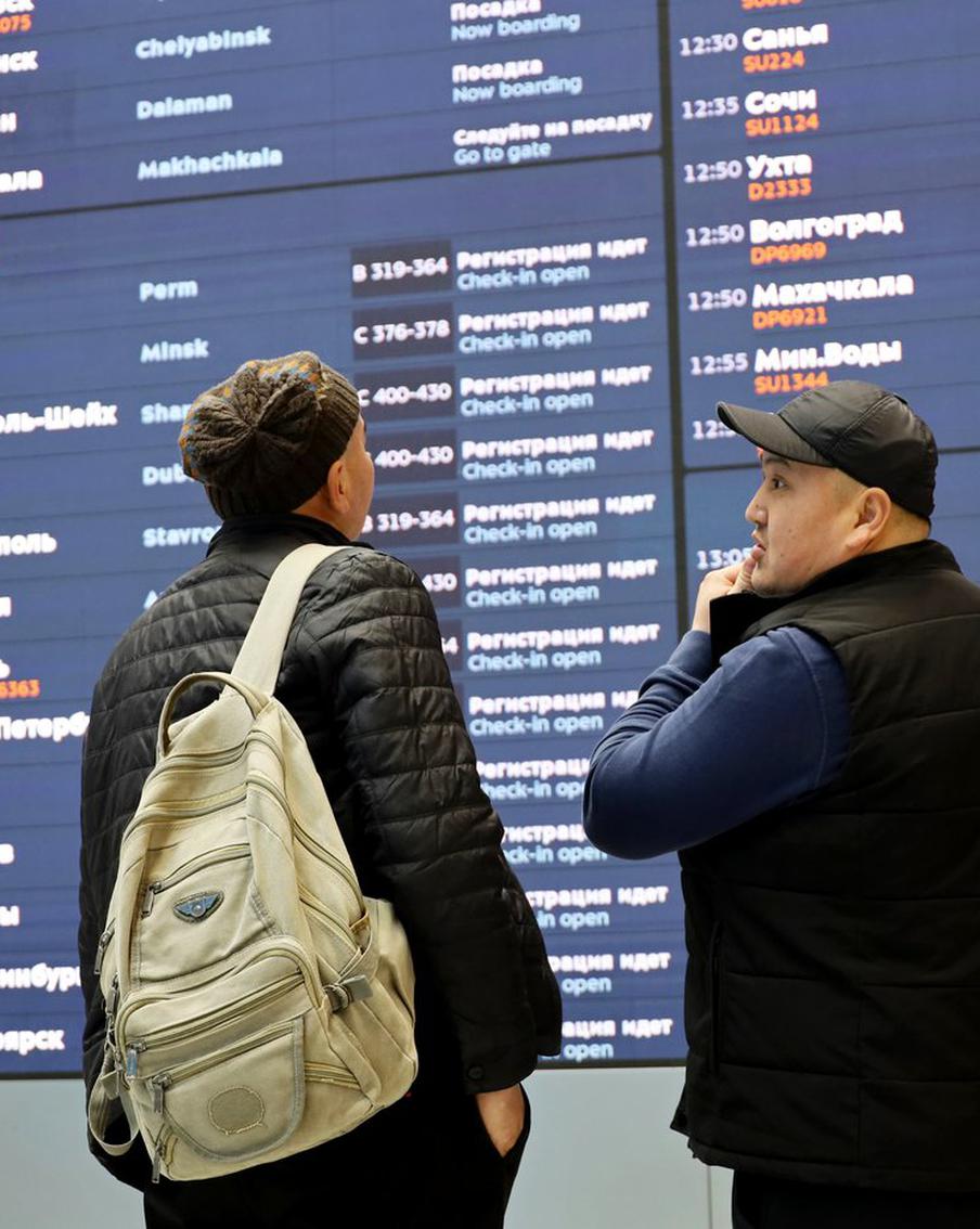 В Подмосковье задержали сотню мигрантов из Африки, Азии и Латинской Америки. В ходе оперативно-профилактических мероприятий, проведённых Московской областной полицией в складском комплексе в деревне Коледино, было выявлено 96 иностранных граждан, работавших без соответствующего разрешения. Эти лица, прибывшие из стран Азии, Латинской Америки и Северной Африки, были задержаны и привлечены к административной ответственности