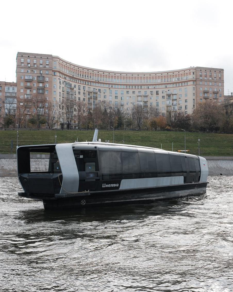 8 новых электросудов придут в Москве в следующем году. По словам заместителя мэра Москвы по вопросам транспорта и промышленности Максима Ликсутова, в 2026 году в столицу поступят ещё 8 новых электросудов. Таким образом, их общее число достигнет 39