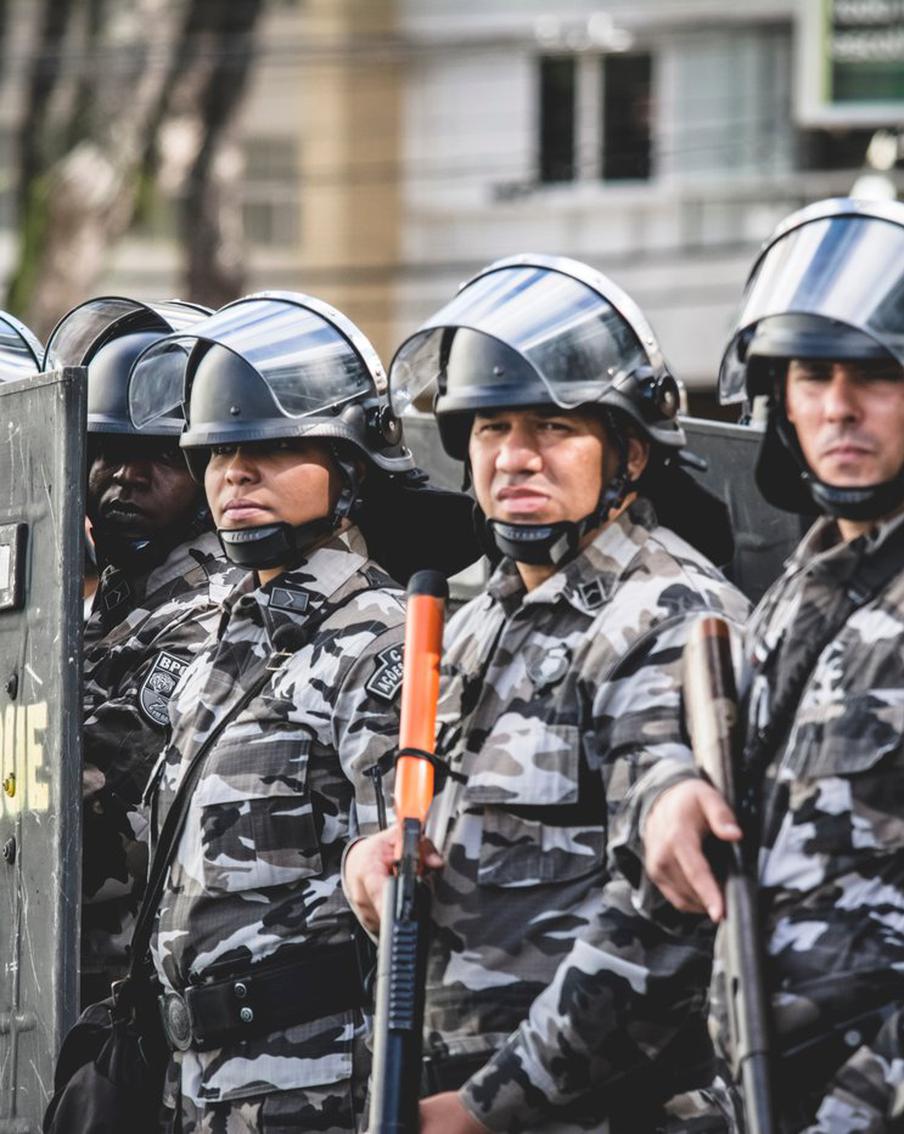 Число погибших в столкновениях с бандой в Рио-де-Жанейро достигло 64. В результате крупномасштабной операции правоохранительных органов против преступной группировки в одном из районов Рио-де-Жанейро, количество погибших достигло 64 человек, включая четверых полицейских. Об этом сообщает бразильский новостной портал G1, ссылаясь на официальные источники