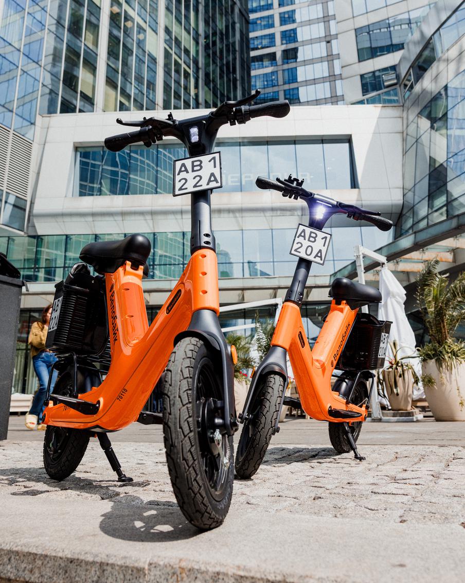 Электроскутеров "Велобайк" станет больше! Они будут ещё безопаснее и удобнее. По словам заместителя мэра Москвы по вопросам транспорта и промышленности Максима Ликсутова, в 2026 году городской прокат пополнят ещё 3 тыс. электроскутеров новой модели. Её разрабатывают на основе пожеланий пользователей