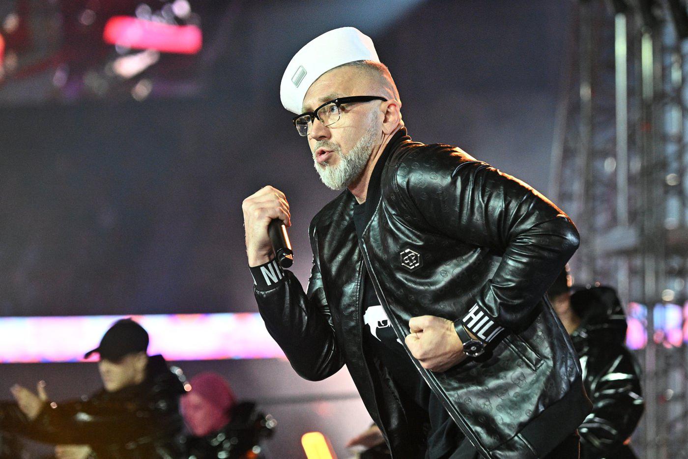 "Я ходил в кружок кройки и шитья": рэпер Серёга учит детей не слушать учителей