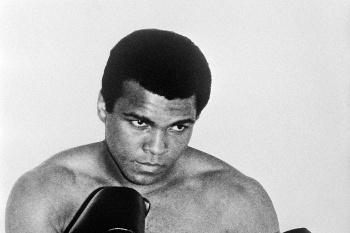 Али провёл свой первый бой в профессионалах против полицейского