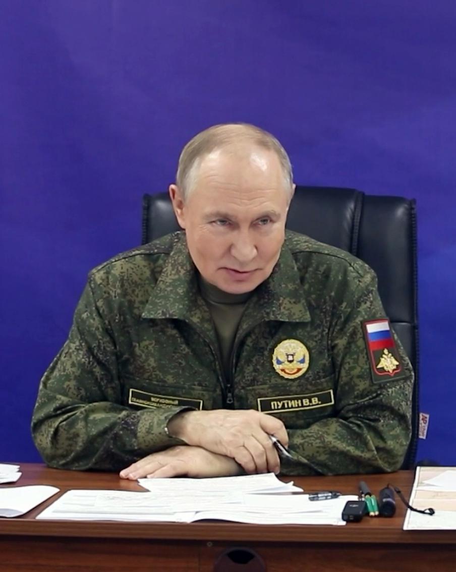 Путин: РФ готова пустить СМИ в зоны окружения противника и прекратить огонь