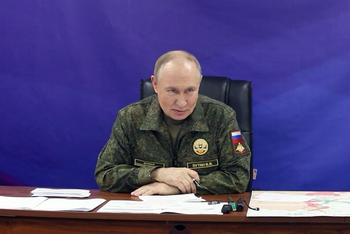 Путин: РФ готова пустить СМИ в зоны окружения противника и прекратить огонь