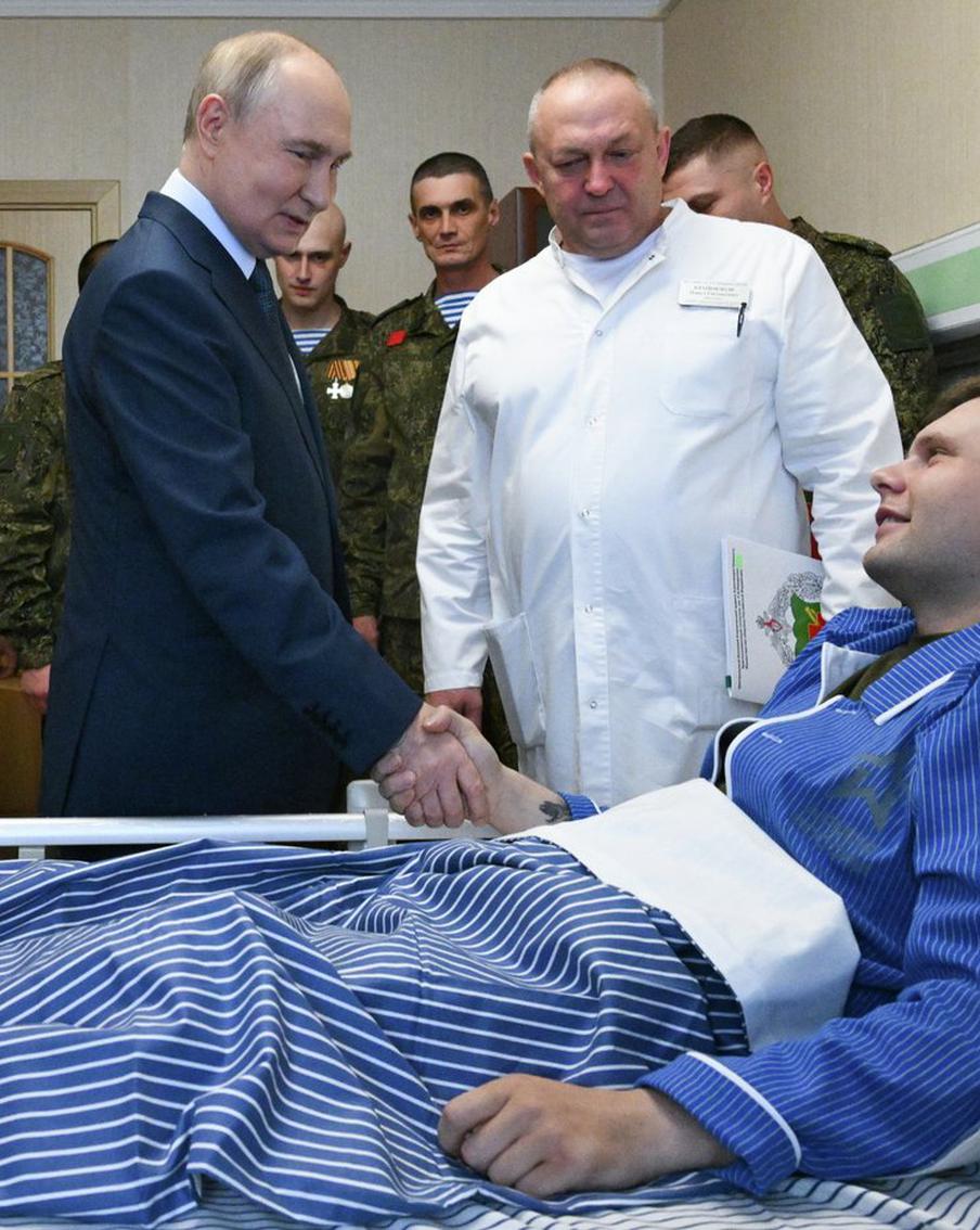 Путин приехал в военный госпиталь с иконами