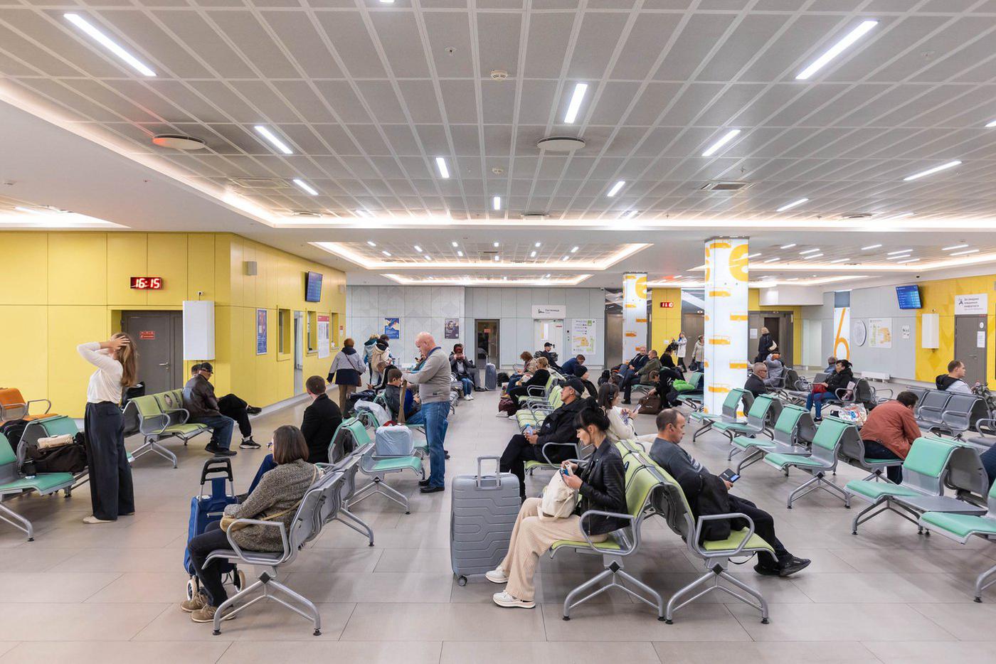 В распоряжении пассажиров — три зала ожидания.