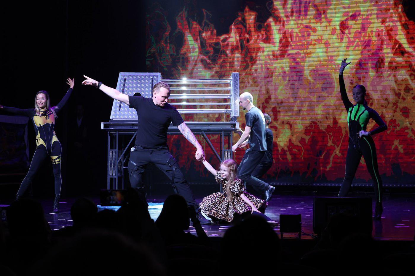  Один из экспертов форума Сергей Сафронов выступил с дочкой.