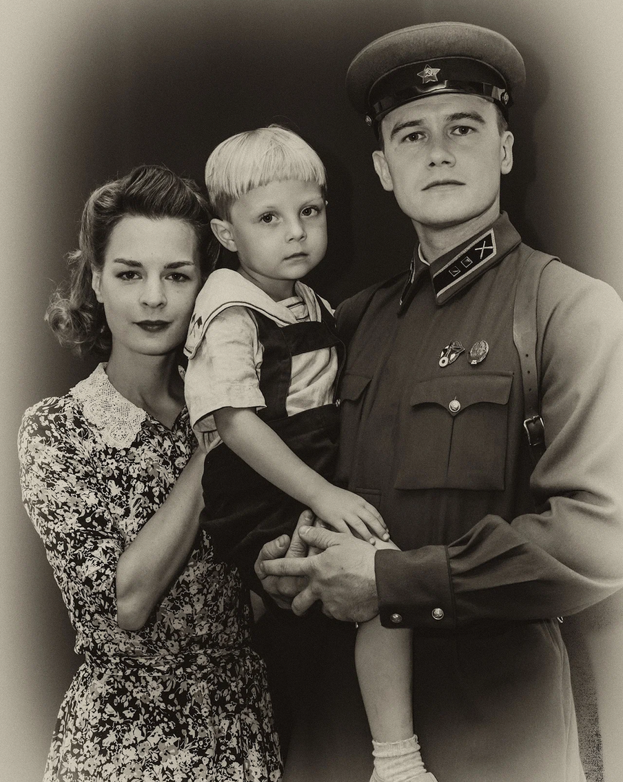 Семья лейтенанта Афанасия Алёшкина в фильме "Подольские курсанты".